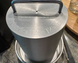 Spherical ice maker 