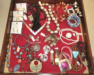 Assorted jewelry