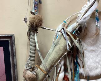 (5PCS) NATIVE AMERICAN WESTERN LOT BEADED BOW HAND BEADED NATIVE AMERICAN BOW W/QUIVER, TOMAHAWK, DREAM CATCHER, RUSSELL "1904" CATTLE DRIVE & FRANCO WINDOW TO THE PAST