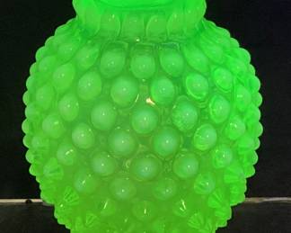 1940-41 FENTON URANIUM HOBNAIL BUD VASE, 3.75in H