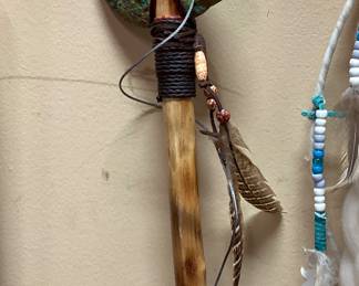 (5PCS) NATIVE AMERICAN WESTERN LOT BEADED BOW HAND BEADED NATIVE AMERICAN BOW W/QUIVER, TOMAHAWK, DREAM CATCHER, RUSSELL "1904" CATTLE DRIVE & FRANCO WINDOW TO THE PAST