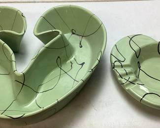 (2) 1950s HULL POTTERY HEART SHAPED SERVING DISH & ASH TRAY, GREEN & BLACK
