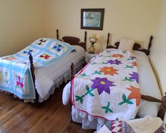 quilts and 4 poster beds