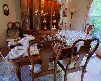 Queen Anne Walnut dining table w/ 6 chairs, leaves