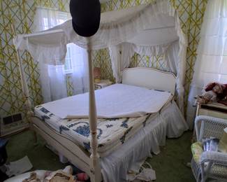 canopy bed
