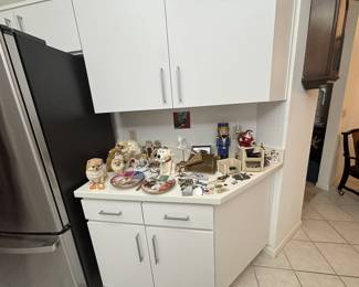Assortment of nicknacks, doll house furniture