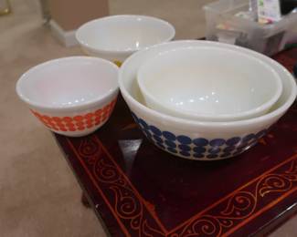 Pyrex bowls