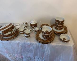 Description: Amber & Brown Stone Decor
Pattern: Tiger's Eye by Georges Briard
Status: Discontinued. Circa: 1970 -
Set for 8.
No chips. Excellent condition.