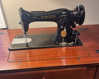 Vintage Singer Machine w/ cabinet. 
Working condition ..
