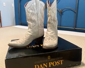 DAN POST BOOTS SIZE 9.5 MEDIUM