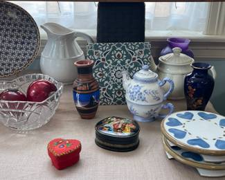 POTTERY, TEA POTS