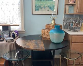 ROUND TABLE WITH DISPLAY, ACCENT TABLES, PICNIC BASKETS, ART GLASS VASE