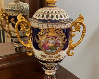 FINE PORCELAIN URN