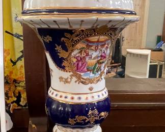 FINE PORCELAIN URN