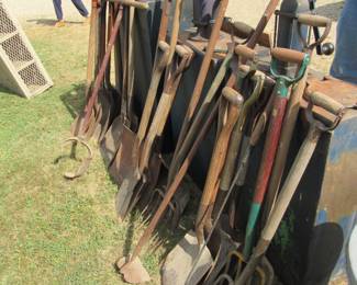 many types of shovels and forks 