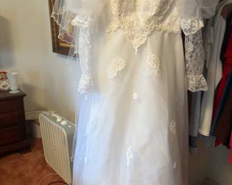 Approx size 16 gorgeous wedding gown
