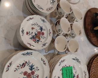 Wedgewood Williamsburg Potpourri dinnerware. 59 pcs. Great condition (with a couple of pieces chipped).