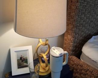 Gold rings table lamp