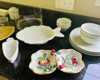 Nice selection of kitchen items
