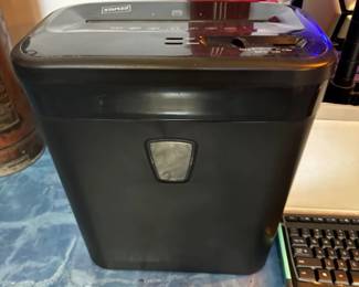 Staples 8 sheet cross cut personal shredder