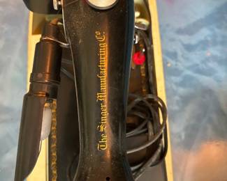 Vintage Singer Sewing Machine in Case 