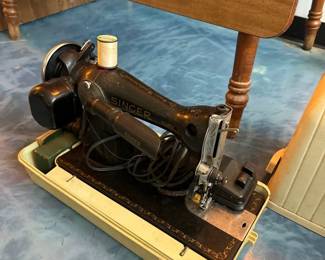 Vintage Singer Sewing Machine in Case 