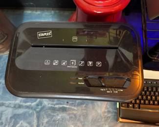 Staples 8 sheet cross cut personal shredder 