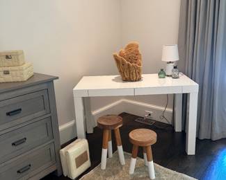 White laquer desk