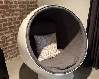 Eero Aarnio ball chair 