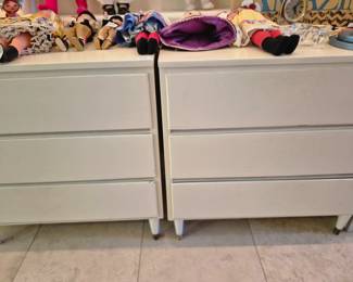 2 matching nightstands/