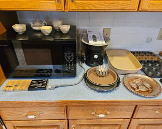 Sharp Carousel microwave (like new) 21"w x 12"h x 15"w (aprox) and Oster Chocolate Fountain