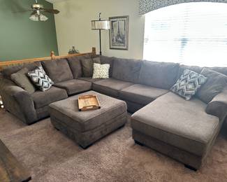 Micro Fiber Sectional in excellent condition 