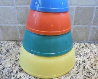 Vintage Pyrex Nesting Bowl Set
