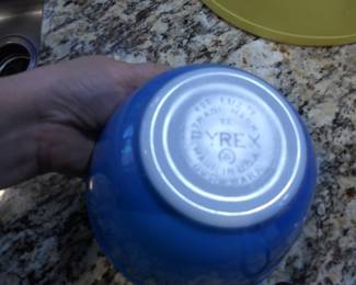 Vintage Pyrex Nesting Bowl Set
