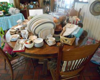Round oak table & chairs, Assorted glassware