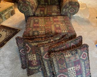 Club Chair with Ottoman and 4 Pilliws