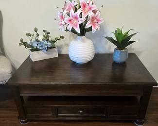Coffee Table - Lifts Up to Table Height