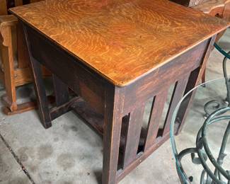 Vintage oak mission-style side/end table.