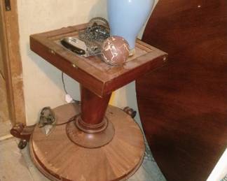 411. PEDESTAL FOR TABLETABLE TOP GOES WITH IT $100