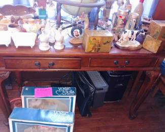 575. NICE TABLE $155