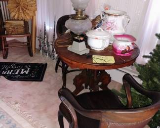 588. ROUND TABLE $80