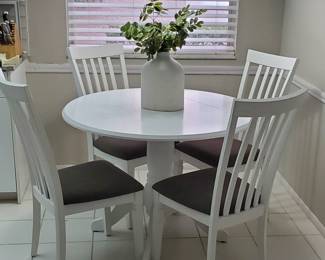 Dinette with 4 chairs and 2 drop leaves