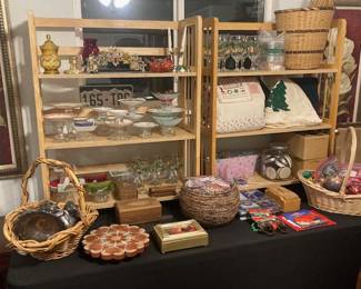 Assorted Bowls/Decorative Baskets.