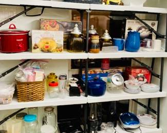 Large Selection of Kitchen Cookware/Food Storage/Appliances.