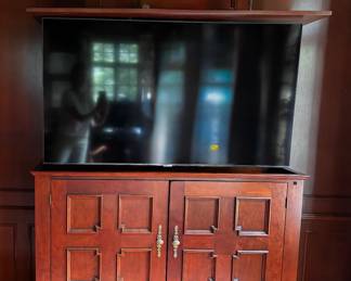 The top lifts so smoothly, decorative items on top do not need to be removed when the top is raised or lowered. (the doors open as well)