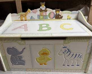 Classic toy chest