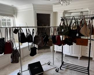 SO many great purses to choose from!