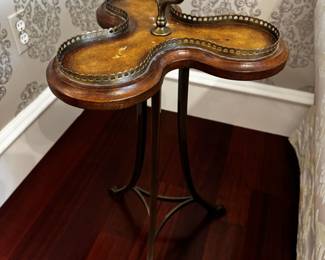 Clover-shaped table with rotating top