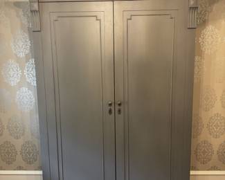 Large versatile armoire