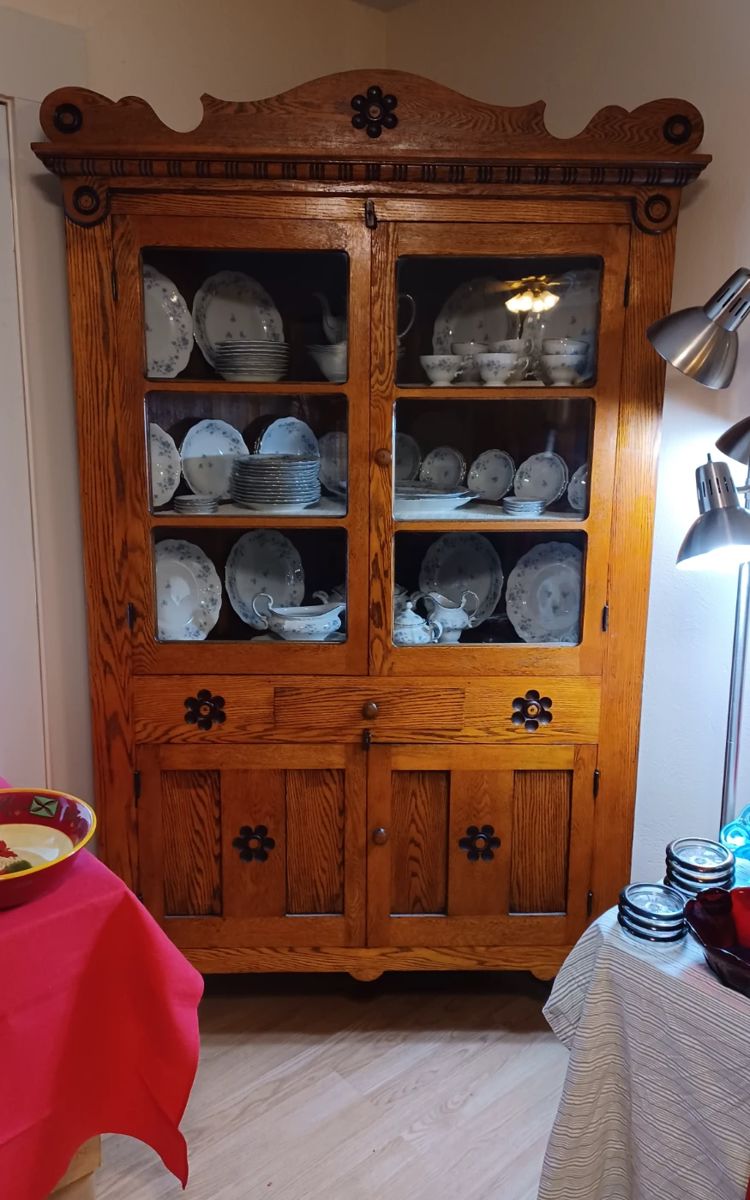 Wonderful country made oak corner cupboard, descended through family.